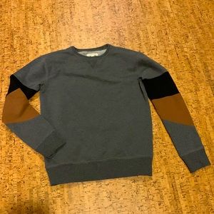 Adorable retro style sweatshirt.